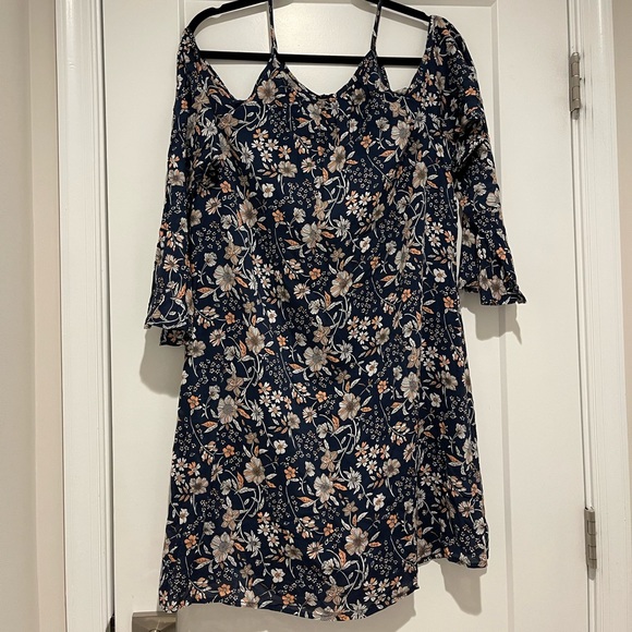Charming Charlie Dresses & Skirts - Charming Charlie’s size Large cold shoulder floral dress